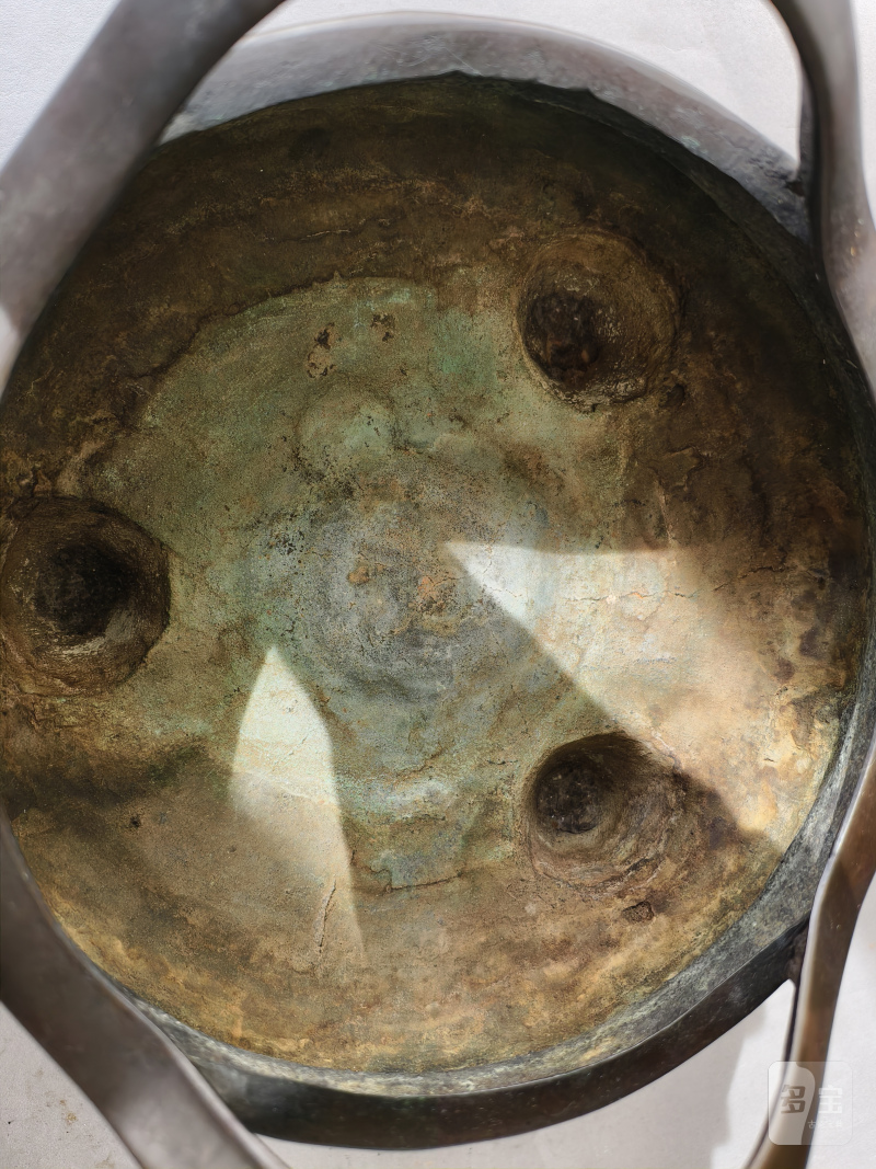 A tripod bronze incense burner with handles on the rim - 图11